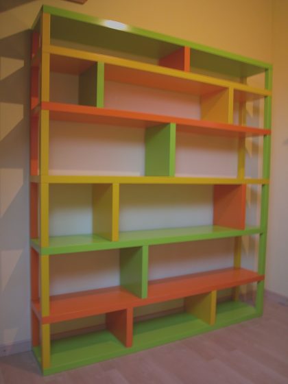 Biblioth&egrave;que d&eacute;montable, au design cubique, laqu&eacute;e en 3 couleurs