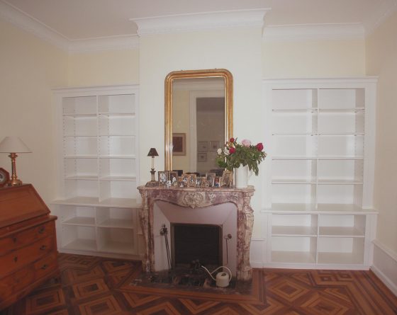 Biblioth&egrave;que style fin XIX<SUP>&egrave;me</SUP> laqu&eacute;e blanc