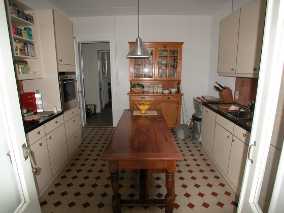 Cuisine en m&eacute;lamin&eacute; couleur vanille avec champs imitation multiplis et plan de travail en ardoise
