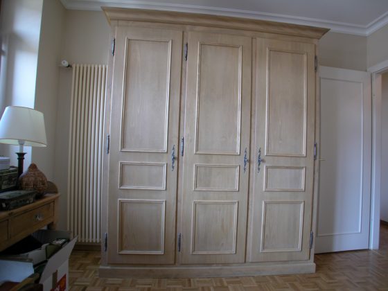 Armoire vestiaire en &eacute;pic&eacute;a, teint&eacute;, et cir&eacute;, avec ferrures en fer forg&eacute;