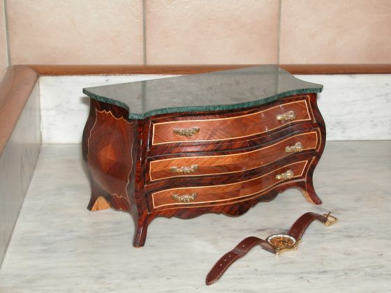 Bo&icirc;te &agrave; bijoux en forme de commode Louis XV marquet&eacute;e
