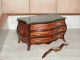 Boîte à bijoux en forme de commode Louis XV marquetée
