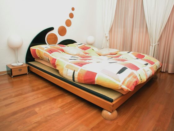 Chambre &agrave; coucher moderne, h&ecirc;tre et laqu&eacute; noir