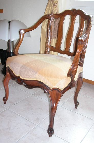 Berg&egrave;re en noyer de style Louis XV