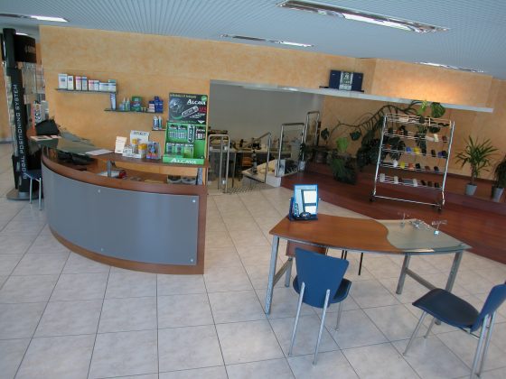 Alliage de bois, de verre et d'acier pour le magasin de la lunetterie 'Art Optique' de Saint-Legier
