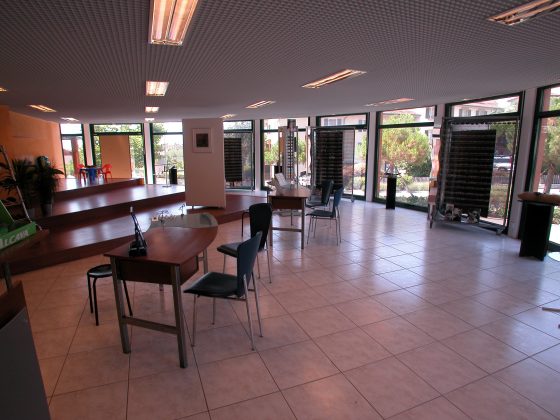 Alliage de bois, de verre et d'acier pour le magasin de la lunetterie 'Art Optique' de Saint-Legier