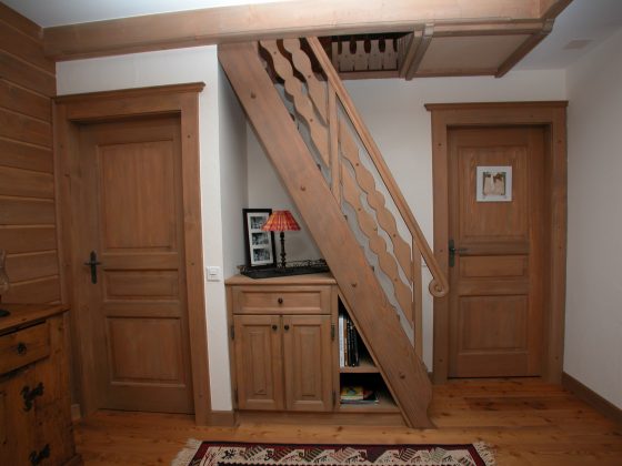 Escalier de meunier avec petit meuble de rangement