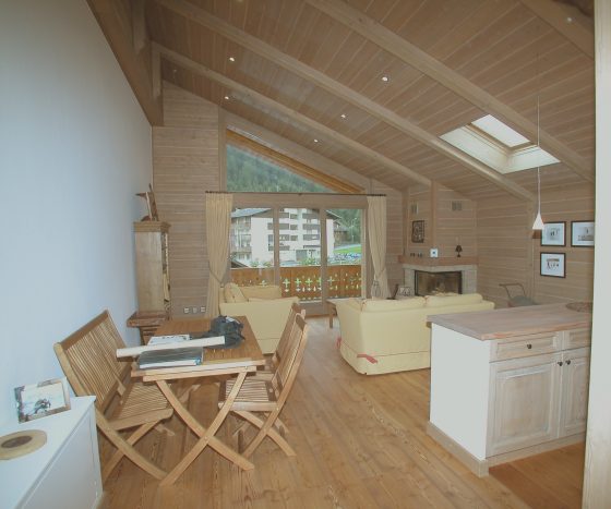 Appartement avec lamage, fausses poutres, cuisine et chapeau de chemin&eacute;e en &eacute;pic&eacute;a bross&eacute;, teint&eacute; et cir&eacute;