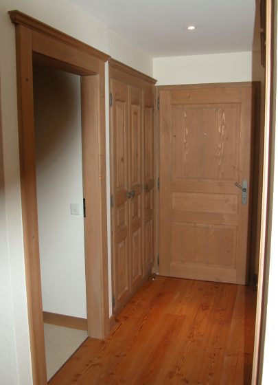 Porte et vestiaire en &eacute;pic&eacute;a bross&eacute;, teint&eacute;, et cir&eacute; &agrave; la main avec parquet en m&eacute;l&egrave;ze bross&eacute; et huil&eacute;