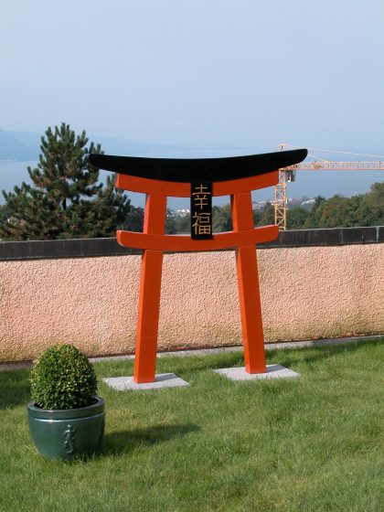 Porte-bonheur japonais en m&eacute;l&egrave;ze massif peint et inscriptions &agrave; la feuille d'or