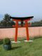 Porte-bonheur japonais en meleze massif peint et inscriptions a la feuille d'or
