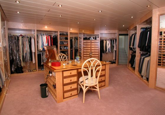 Dressing-room en &eacute;rable mouchet&eacute; et jeux de placage en noyer et plafond en &eacute;rable plane avec joint n&eacute;gatif en noyer (II)