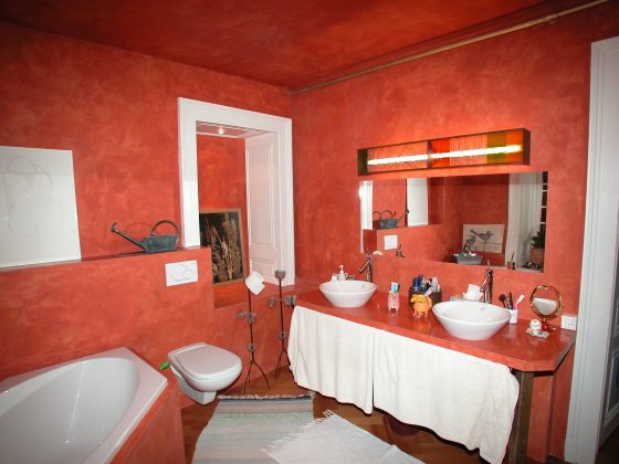 Salle de bain avec pourtour de baignoire, caissonage et meuble lavabo peints &agrave; la cire