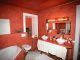 Salle de bain avec pourtour de baignoire, caissonage et meuble lavabo peints a la cire
