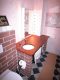 Lavabo avec tablette en meleze 3 plis impregne acajou sur un socle en briques rouges