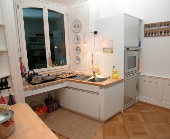 Cuisine laqu&eacute;e blanc-bleut&eacute; satin&eacute; avec place de travail en &eacute;rable plane 5 plis