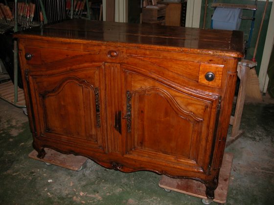 Restauration d'une cr&eacute;dence normande en merisier